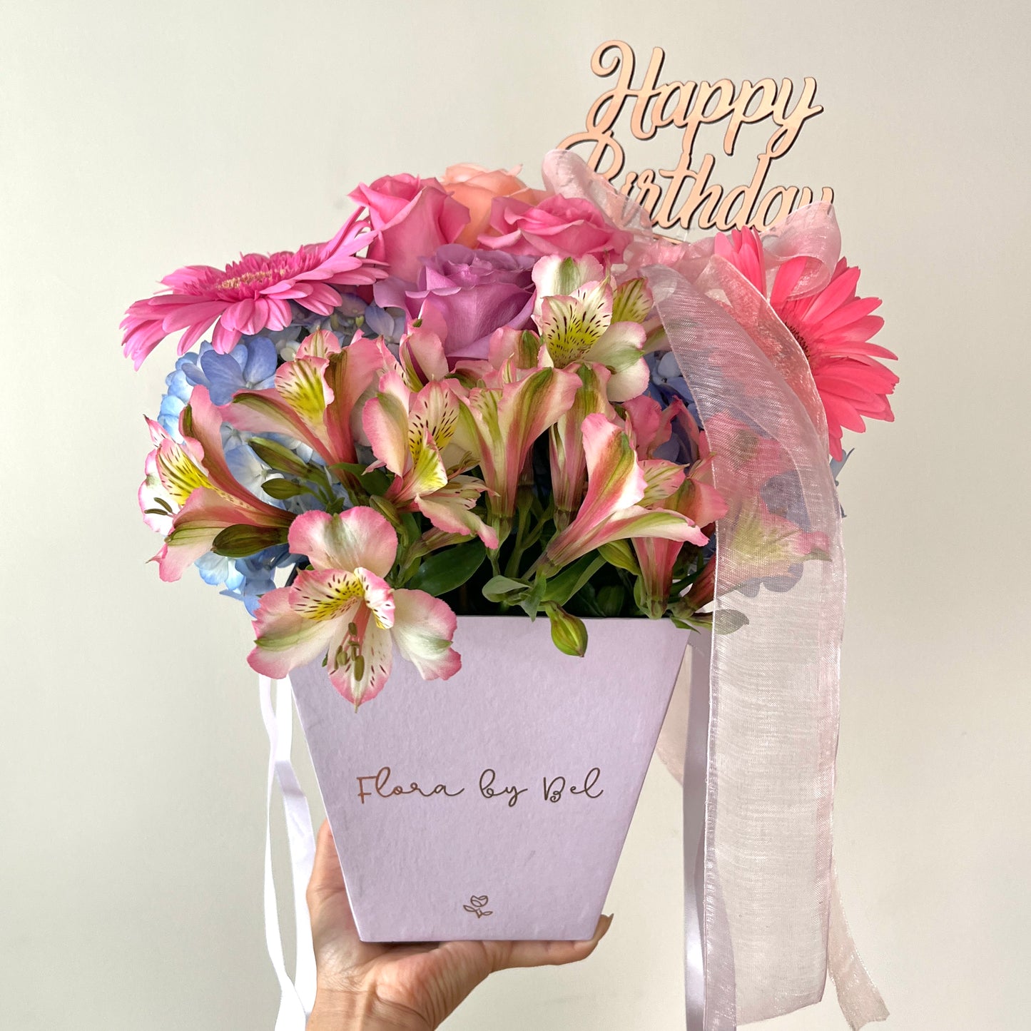 Dulzura en Flor: Arreglo Pastel con Toques Rosados y Lilas 🌸💜