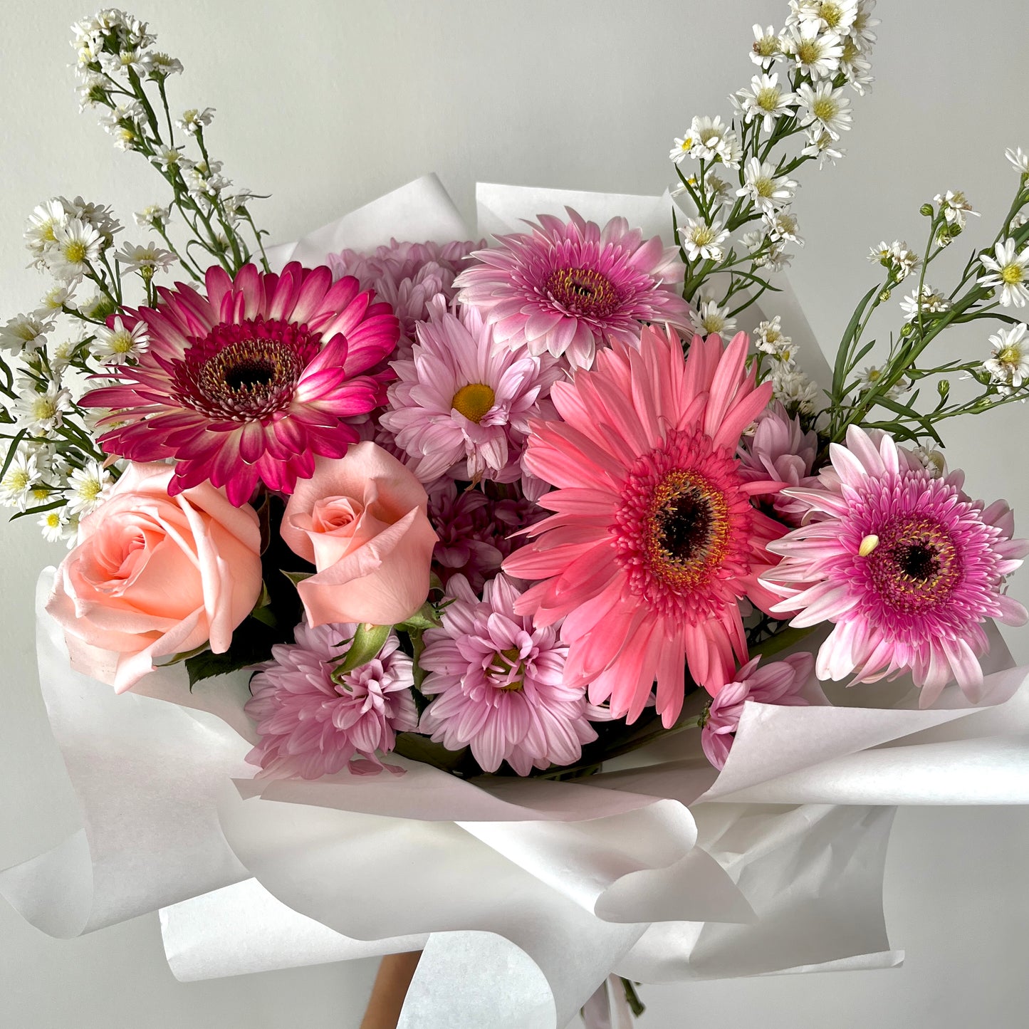 Encanto de margaritas lilas y rosados.
