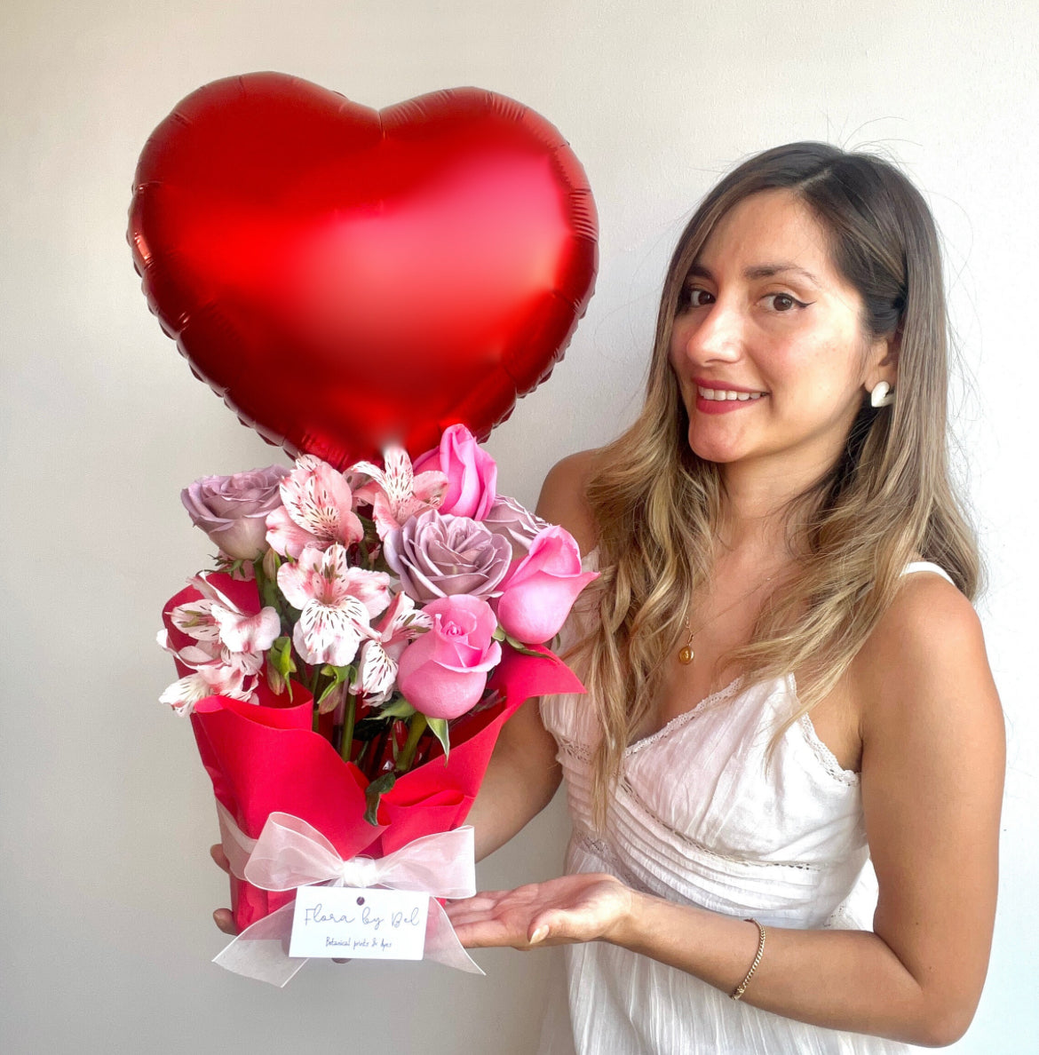 Clásico y Romántico: Rosas con Globo Rojo ❤️🎈